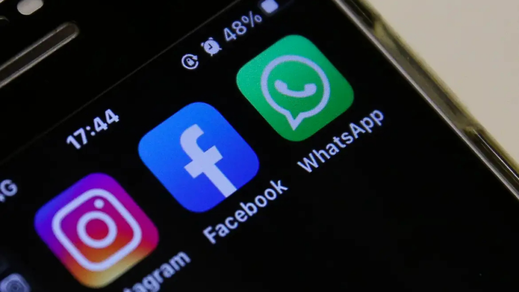 INSS envia mensagens pelo WhatsApp para regularização da prova de vida em casos específicos. Veja quem precisa e como evitar golpes.