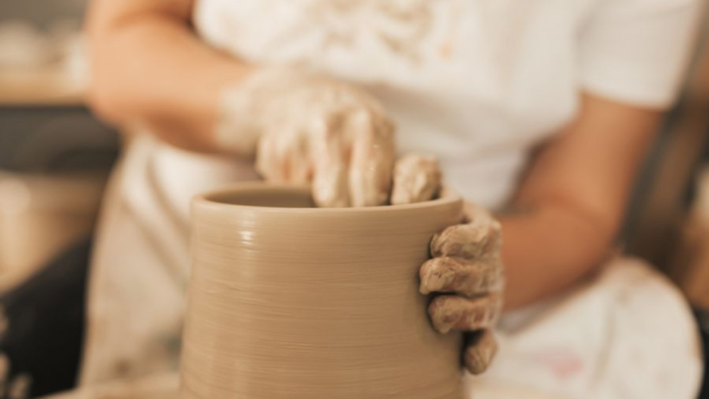 Fundação Rio das Ostras de Cultura abre inscrições para cursos gratuitos de cerâmica e mentoria artística. Ao todo, serão oferecidas 50 vagas para moradores da cidade.