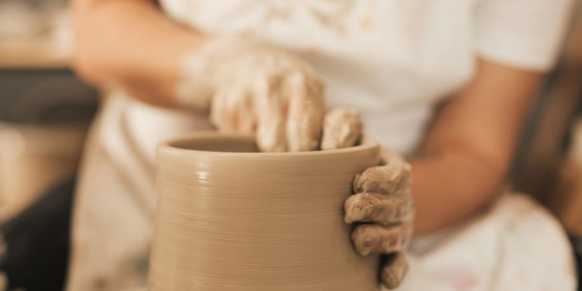 Fundação Rio das Ostras de Cultura abre inscrições para cursos gratuitos de cerâmica e mentoria artística. Ao todo, serão oferecidas 50 vagas para moradores da cidade.