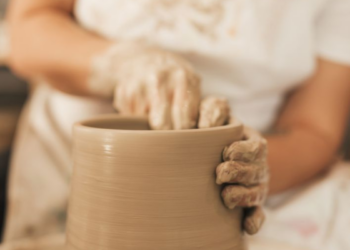 Fundação Rio das Ostras de Cultura abre inscrições para cursos gratuitos de cerâmica e mentoria artística. Ao todo, serão oferecidas 50 vagas para moradores da cidade.