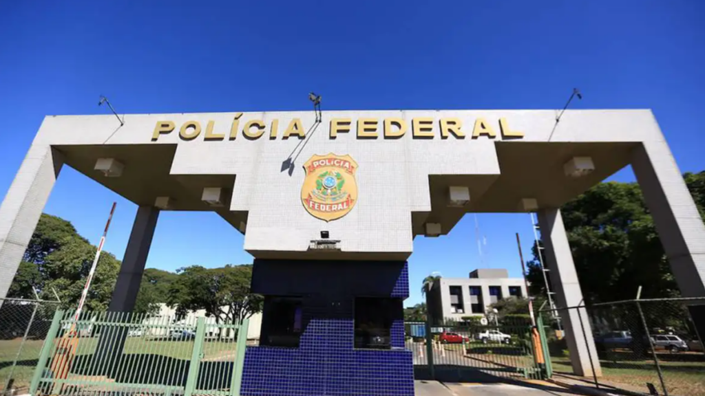 Polícia Federal investiga servidor suspeito de compartilhar informações sigilosas da operação que apura fraudes financeiras.