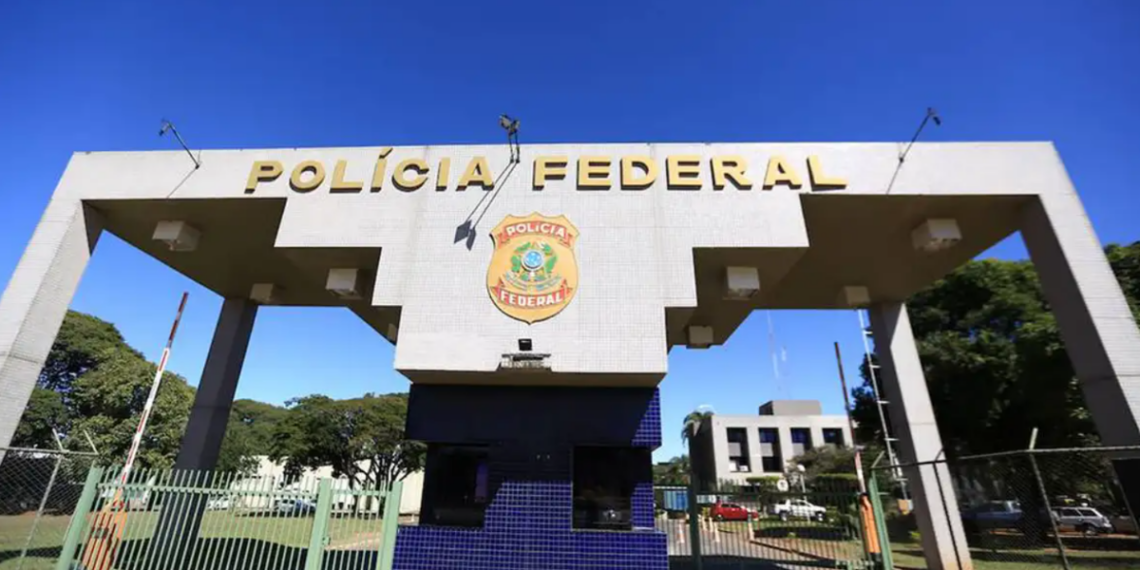 Polícia Federal investiga servidor suspeito de compartilhar informações sigilosas da operação que apura fraudes financeiras.