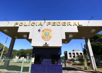 Polícia Federal investiga servidor suspeito de compartilhar informações sigilosas da operação que apura fraudes financeiras.