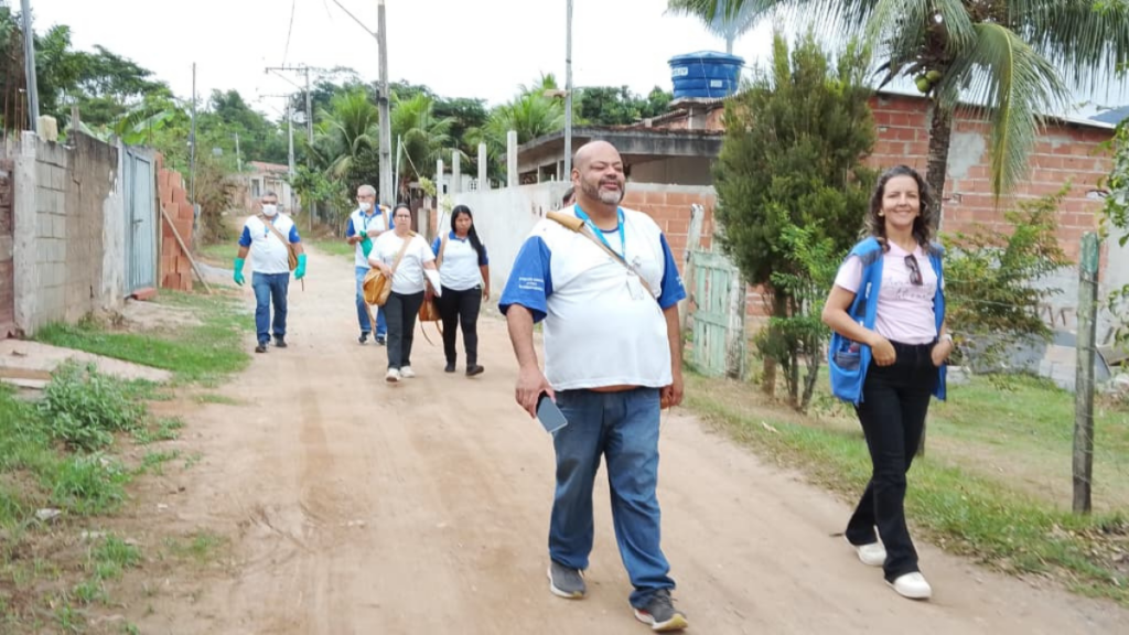Macaé realiza mutirão contra o Aedes aegypti no bairro Aterrado do Imburo. Ação reforça prevenção da dengue, zika e chikungunya com visitas domiciliares e orientações.