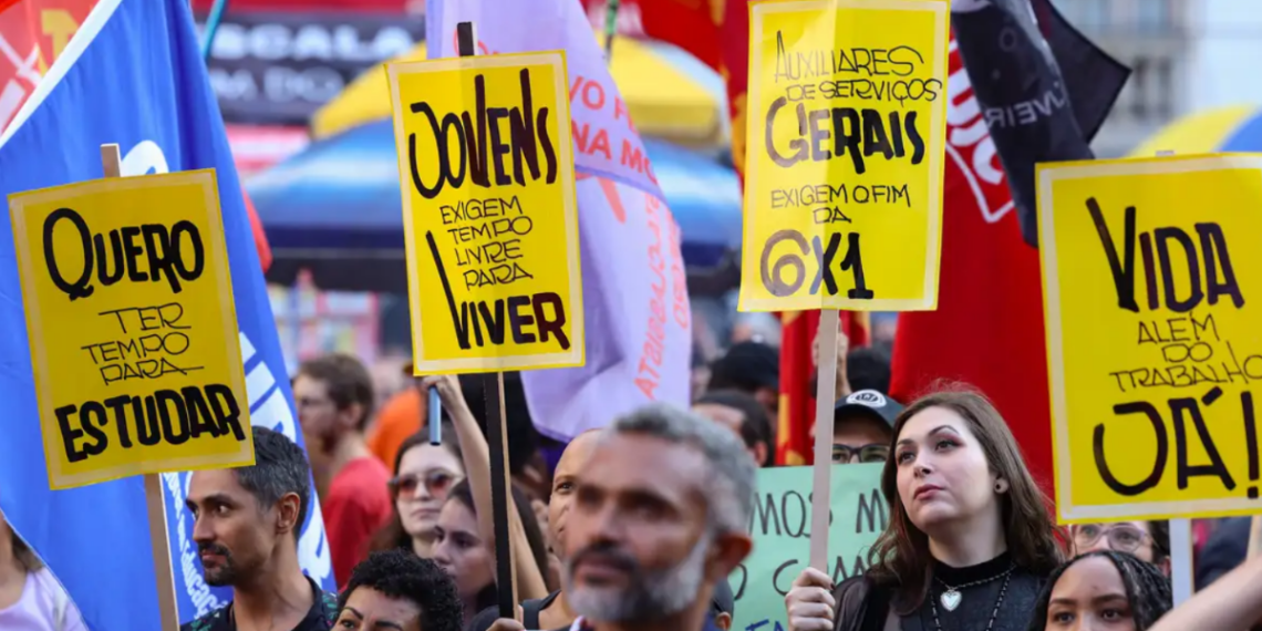 Flávio Bolsonaro apresenta proposta alternativa ao fim da escala 6x1 e sugere flexibilização da CLT com remuneração baseada em horas trabalhadas.