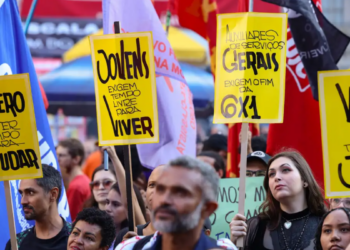 Flávio Bolsonaro apresenta proposta alternativa ao fim da escala 6x1 e sugere flexibilização da CLT com remuneração baseada em horas trabalhadas.