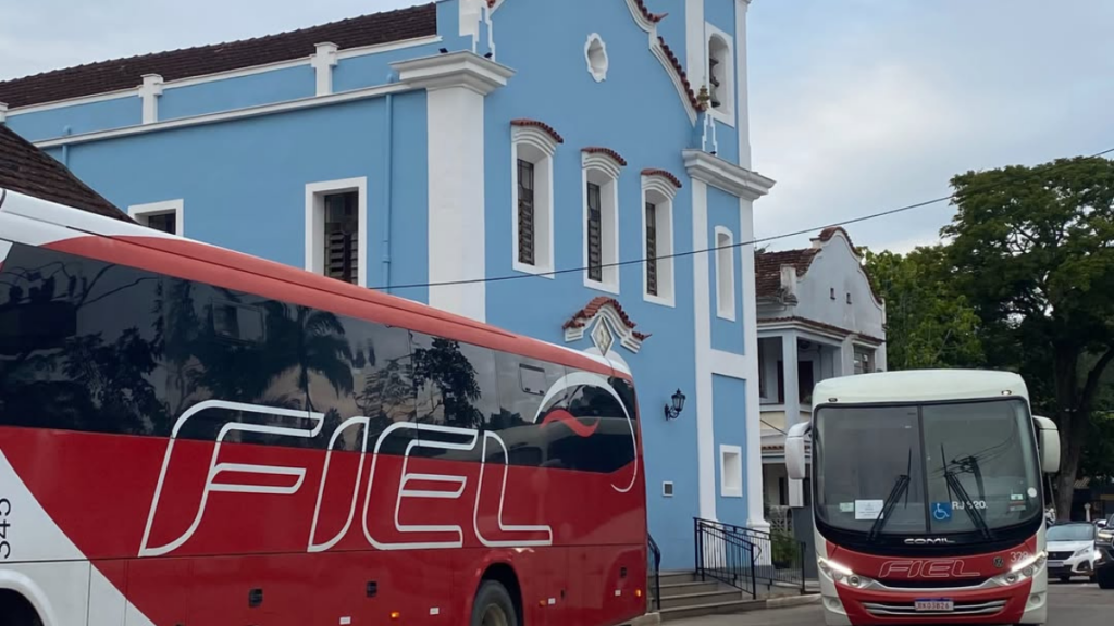 Prefeitura de Conceição de Macabu reforça transporte universitário com novos ônibus e amplia atendimento aos estudantes.