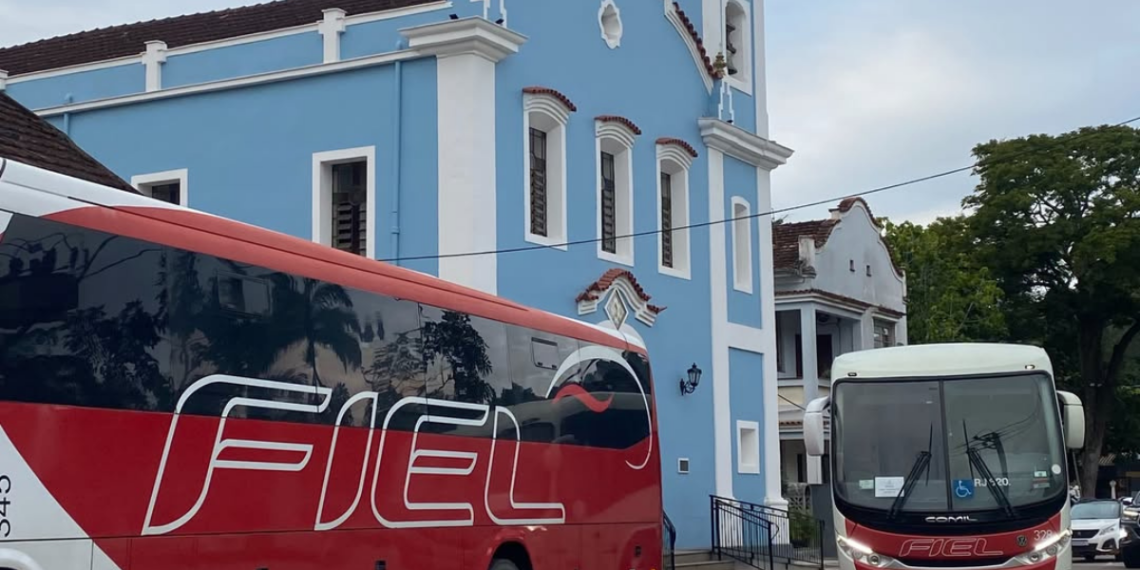 Prefeitura de Conceição de Macabu reforça transporte universitário com novos ônibus e amplia atendimento aos estudantes.