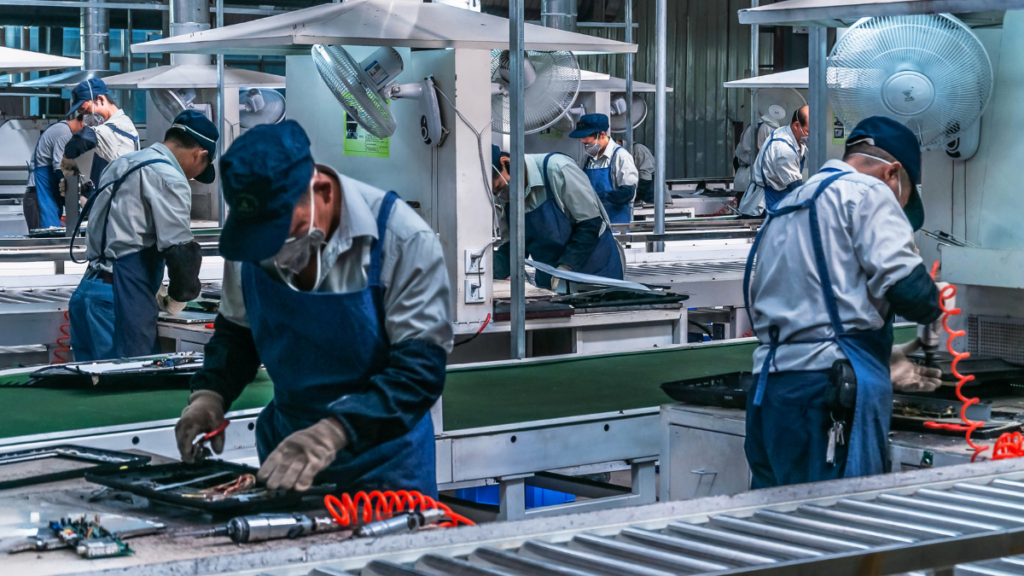 Comissão da Câmara adia apresentação do parecer sobre redução da jornada de trabalho e fim da escala 6x1. Debate envolve transição, FGTS e setores essenciais.