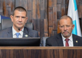 Alerj propõe novo repasse de R$ 35 milhões para cidades atingidas pelas chuvas no Rio de Janeiro. Recursos serão destinados a ações emergenciais.