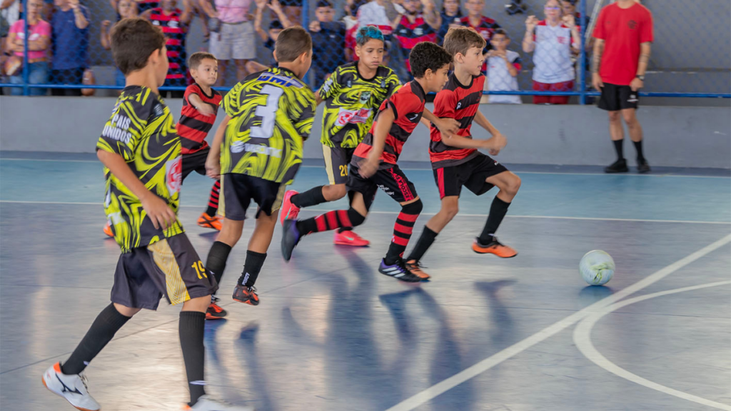 Projeto Craques do Futuro segue com inscrições abertas para aulas gratuitas de futsal em Macaé. Atividades atendem crianças e adolescentes em quatro bairros.