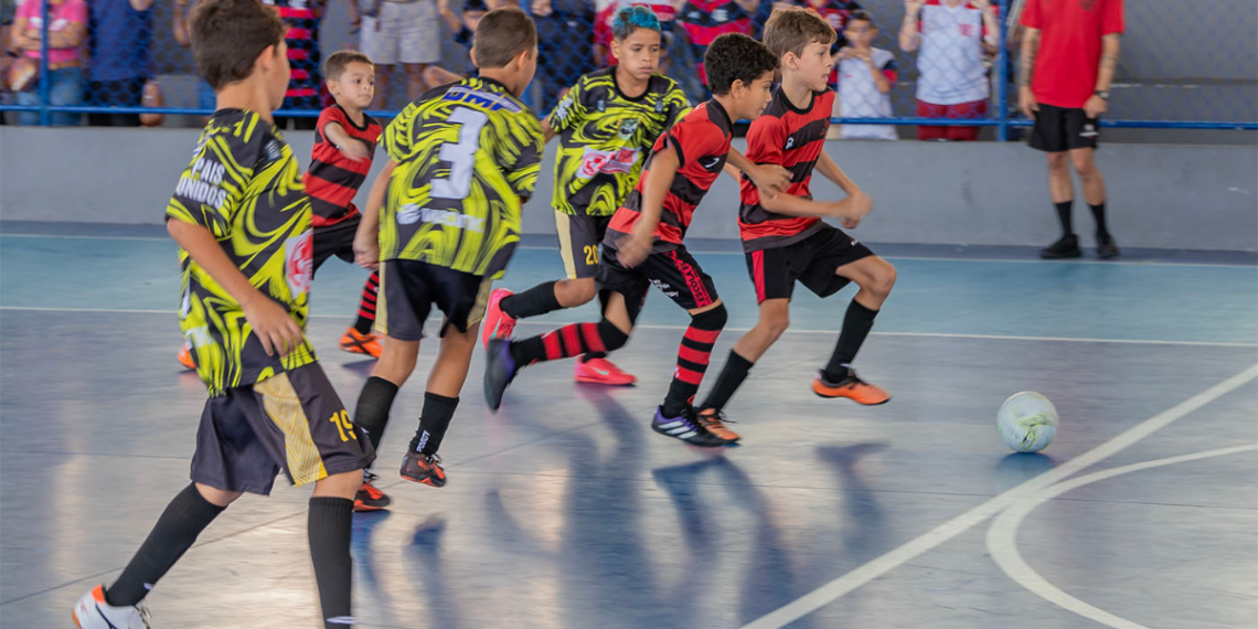 Projeto Craques do Futuro segue com inscrições abertas para aulas gratuitas de futsal em Macaé. Atividades atendem crianças e adolescentes em quatro bairros.