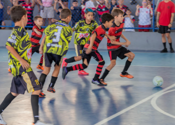 Projeto Craques do Futuro segue com inscrições abertas para aulas gratuitas de futsal em Macaé. Atividades atendem crianças e adolescentes em quatro bairros.