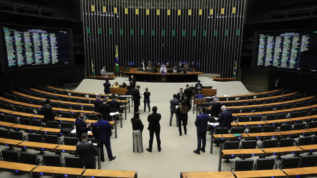 Entidades apontam retrocessos em minirreforma eleitoral aprovada pela Câmara, que altera fiscalização de partidos e regras de campanhas.