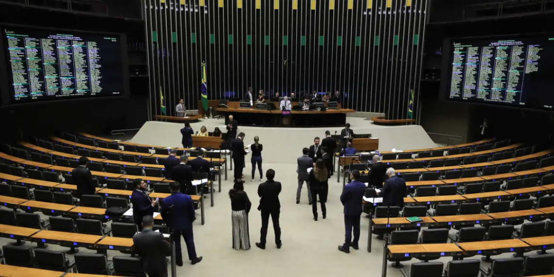 Entidades apontam retrocessos em minirreforma eleitoral aprovada pela Câmara, que altera fiscalização de partidos e regras de campanhas.