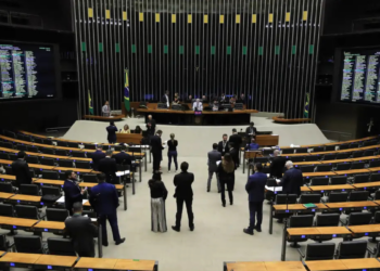 Entidades apontam retrocessos em minirreforma eleitoral aprovada pela Câmara, que altera fiscalização de partidos e regras de campanhas.