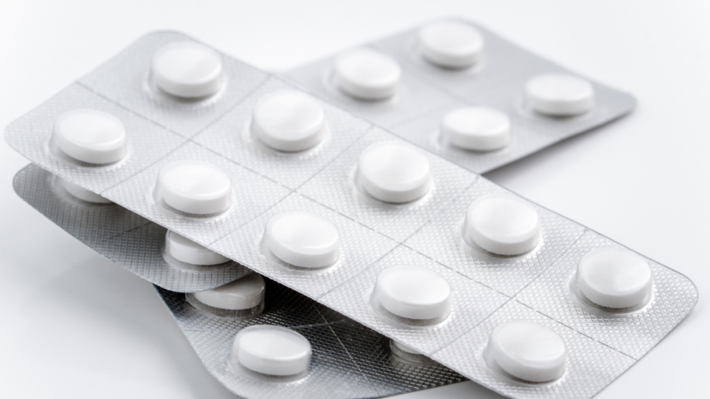 Fiocruz produzirá no Brasil a cladribina, medicamento de alto custo usado no SUS para esclerose múltipla, reduzindo gastos e ampliando acesso.