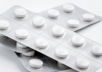 Fiocruz produzirá no Brasil a cladribina, medicamento de alto custo usado no SUS para esclerose múltipla, reduzindo gastos e ampliando acesso.
