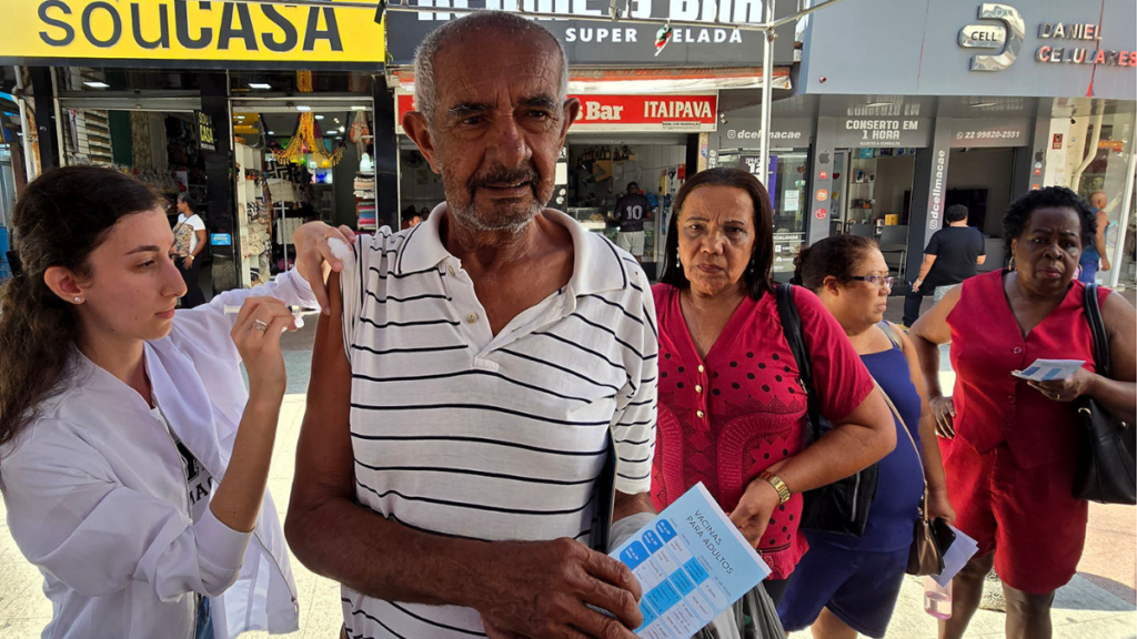 Ação da Prefeitura de Macaé leva vacinação contra influenza à Feira do Visconde para ampliar proteção da população.