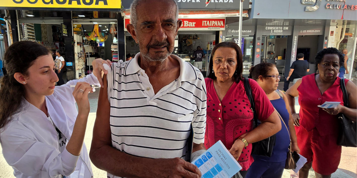 Ação da Prefeitura de Macaé leva vacinação contra influenza à Feira do Visconde para ampliar proteção da população.