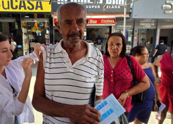 Ação da Prefeitura de Macaé leva vacinação contra influenza à Feira do Visconde para ampliar proteção da população.