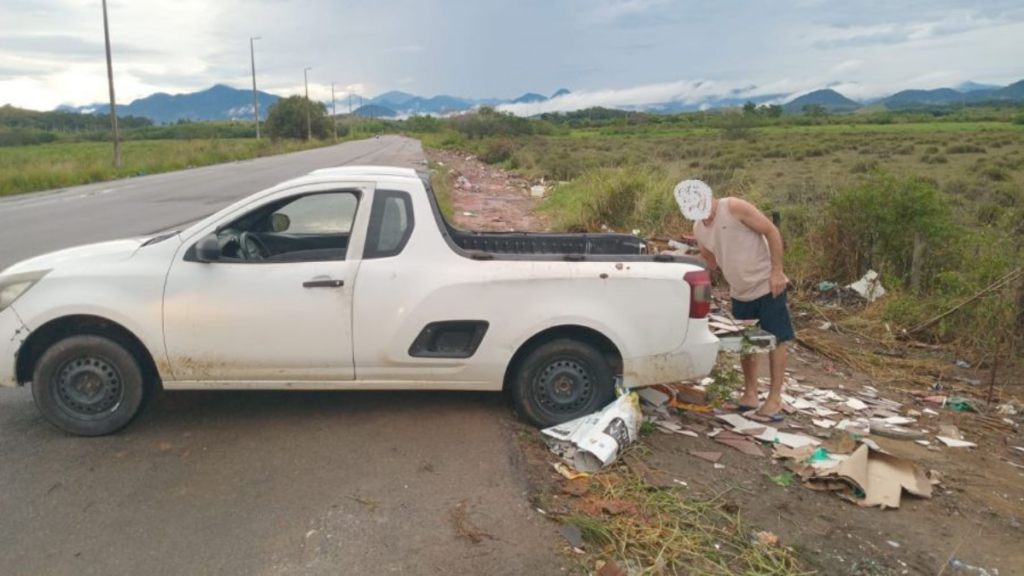 Homem é flagrado descartando entulho em área próxima ao Rio Jundiá em Rio das Ostras. Caso termina na 128ª DP com apreensão de veículo.