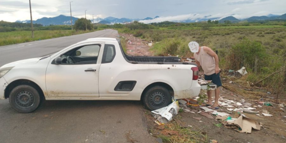 Homem é flagrado descartando entulho em área próxima ao Rio Jundiá em Rio das Ostras. Caso termina na 128ª DP com apreensão de veículo.