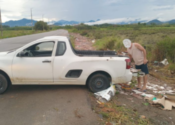 Homem é flagrado descartando entulho em área próxima ao Rio Jundiá em Rio das Ostras. Caso termina na 128ª DP com apreensão de veículo.