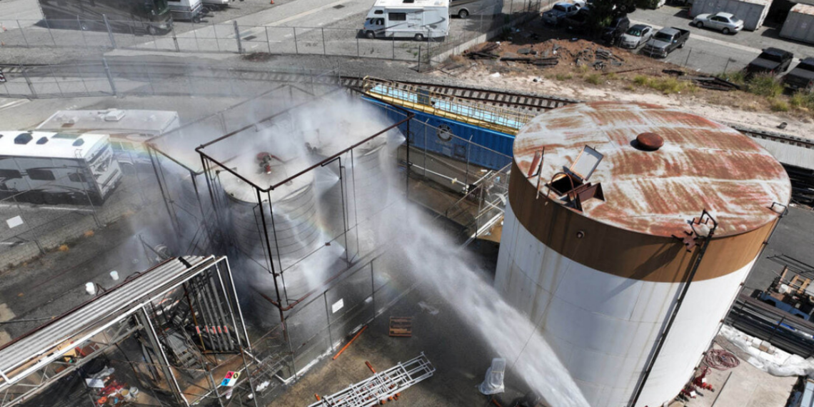Vazamento de substância química perigosa provoca evacuação de 40 mil pessoas no sul da Califórnia devido ao risco de explosão.