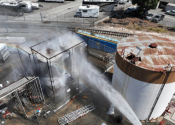 Vazamento de substância química perigosa provoca evacuação de 40 mil pessoas no sul da Califórnia devido ao risco de explosão.