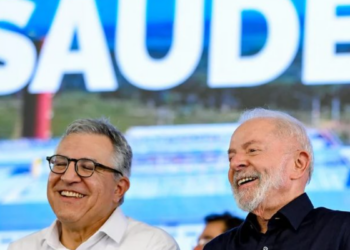 Lula participa de inauguração de centro da Fiocruz e lançamento de terapias CAR-T para tratamento de câncer no SUS.
