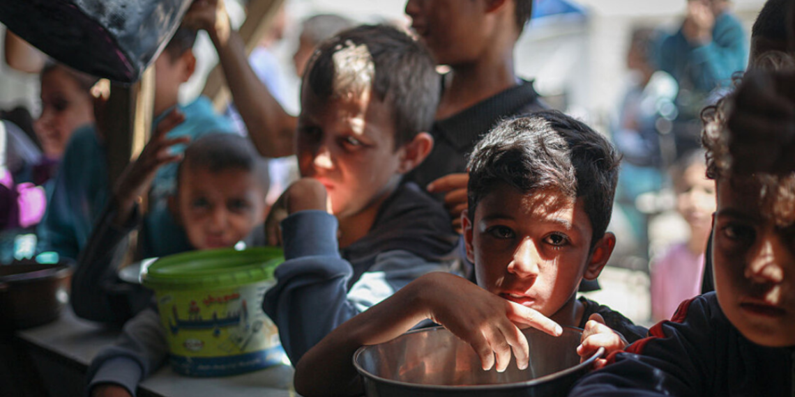 FAO alerta que fechamento do estreito de Ormuz pode provocar crise mundial de alimentos e aumento de preços em até 12 meses. 