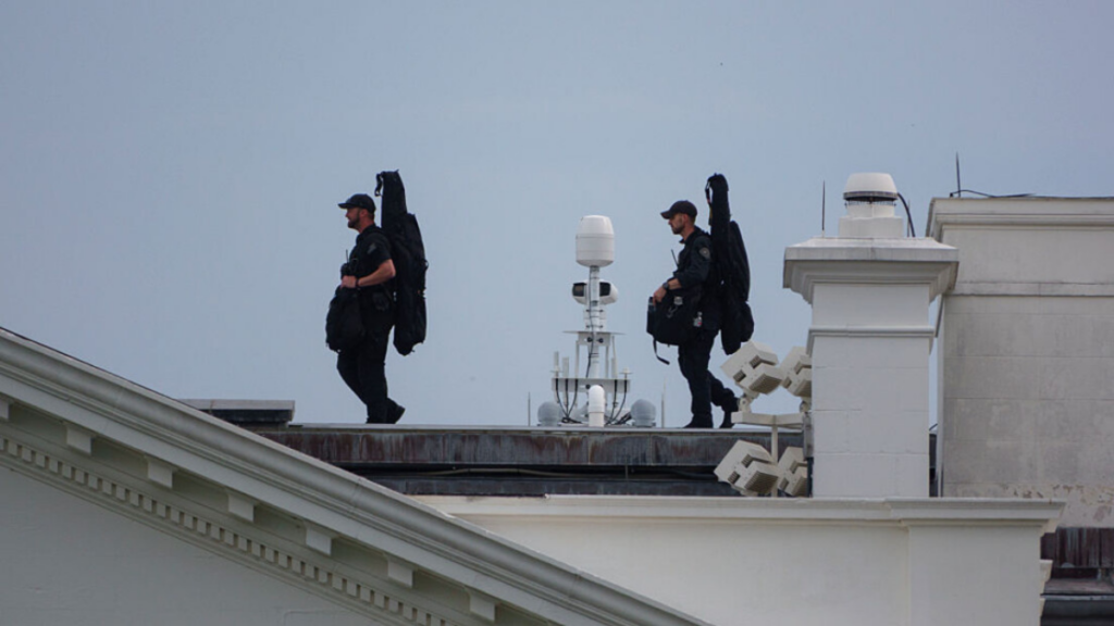 Relatos de tiros perto da Casa Branca provocam evacuação de jornalistas e investigação do FBI e Serviço Secreto. 