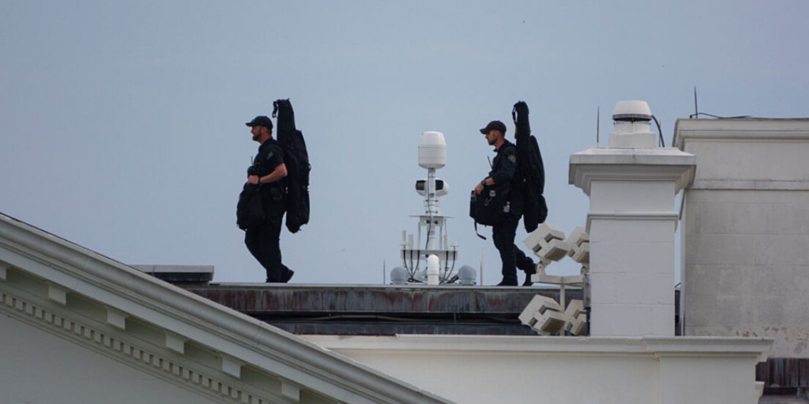 Relatos de tiros perto da Casa Branca provocam evacuação de jornalistas e investigação do FBI e Serviço Secreto. 