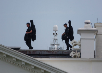 Relatos de tiros perto da Casa Branca provocam evacuação de jornalistas e investigação do FBI e Serviço Secreto. 