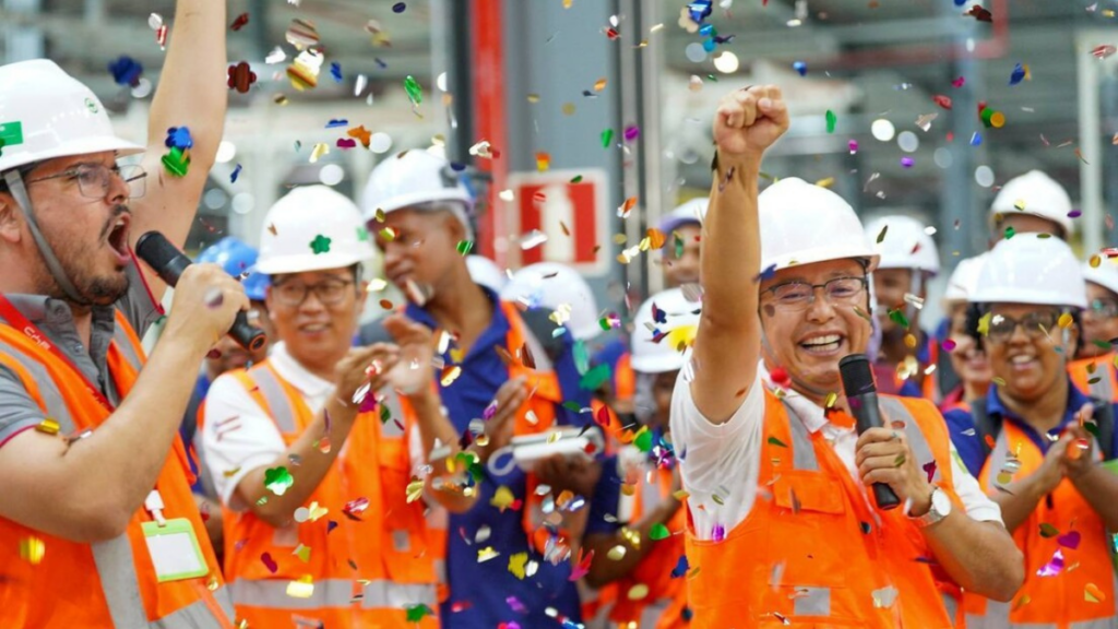 Número de trabalhadores chineses no Brasil cresce com avanço de investimentos de montadoras e indústrias asiáticas, especialmente na Bahia e em São Paulo.
