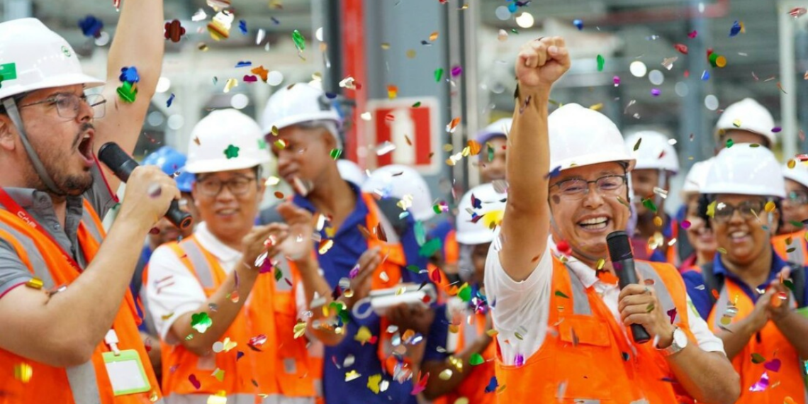 Número de trabalhadores chineses no Brasil cresce com avanço de investimentos de montadoras e indústrias asiáticas, especialmente na Bahia e em São Paulo.