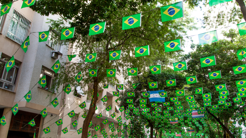 Prefeitura de Macaé abre concurso de ruas decoradas para a Copa do Mundo 2026. Rua vencedora terá trio elétrico, banda e telão em jogo do Brasil.