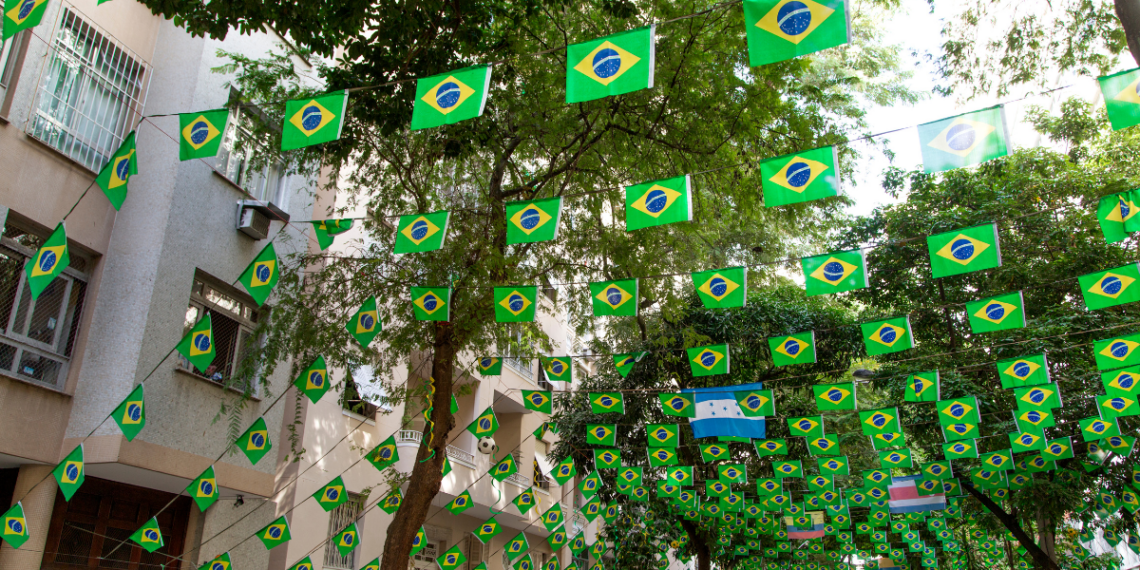 Prefeitura de Macaé abre concurso de ruas decoradas para a Copa do Mundo 2026. Rua vencedora terá trio elétrico, banda e telão em jogo do Brasil.