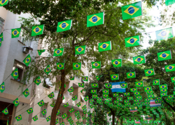 Prefeitura de Macaé abre concurso de ruas decoradas para a Copa do Mundo 2026. Rua vencedora terá trio elétrico, banda e telão em jogo do Brasil.