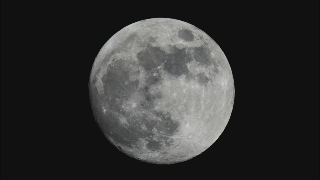 Fenômeno da Lua Azul acontecerá em 31 de maio de 2026 e será acompanhado por microlua e aproximação da estrela Antares.