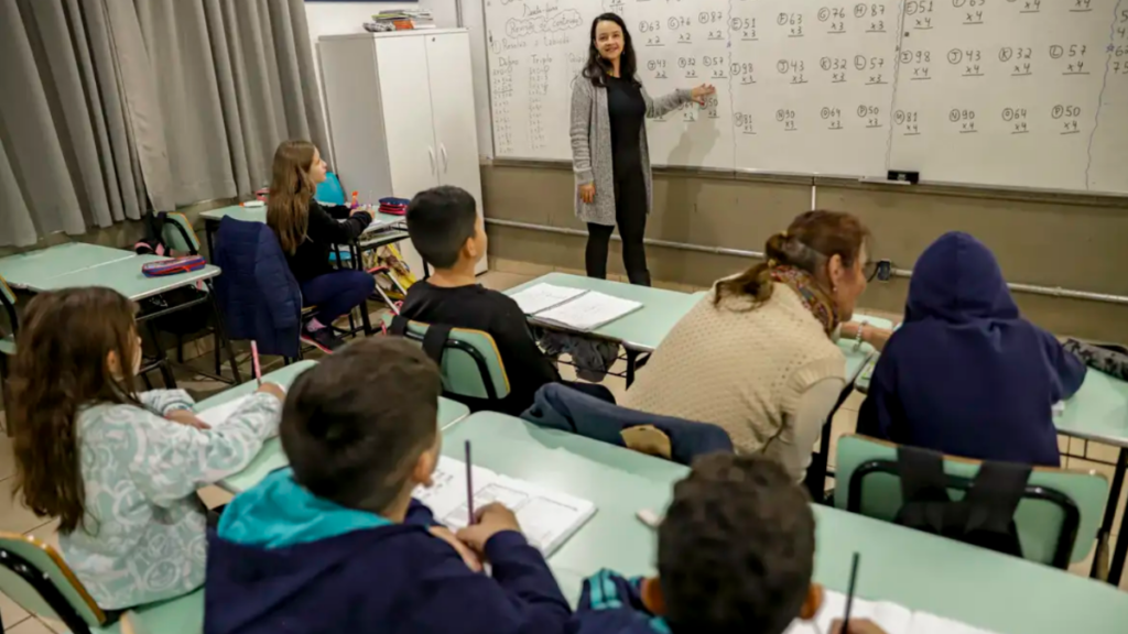 Senado aprovou reajuste do piso nacional dos professores para R$ 5.130,63 em 2026; texto segue para sanção presidencial.
