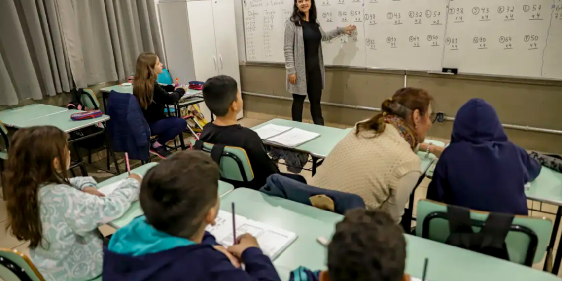 Senado aprovou reajuste do piso nacional dos professores para R$ 5.130,63 em 2026; texto segue para sanção presidencial.
