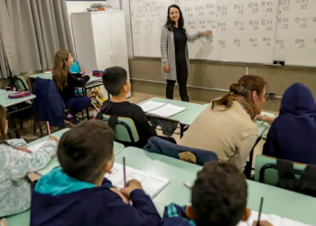 Senado aprovou reajuste do piso nacional dos professores para R$ 5.130,63 em 2026; texto segue para sanção presidencial.
