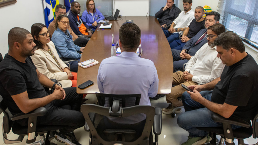 Ressaca em Macaé provoca erosão costeira e mobiliza prefeitura para acolhimento de famílias atingidas.