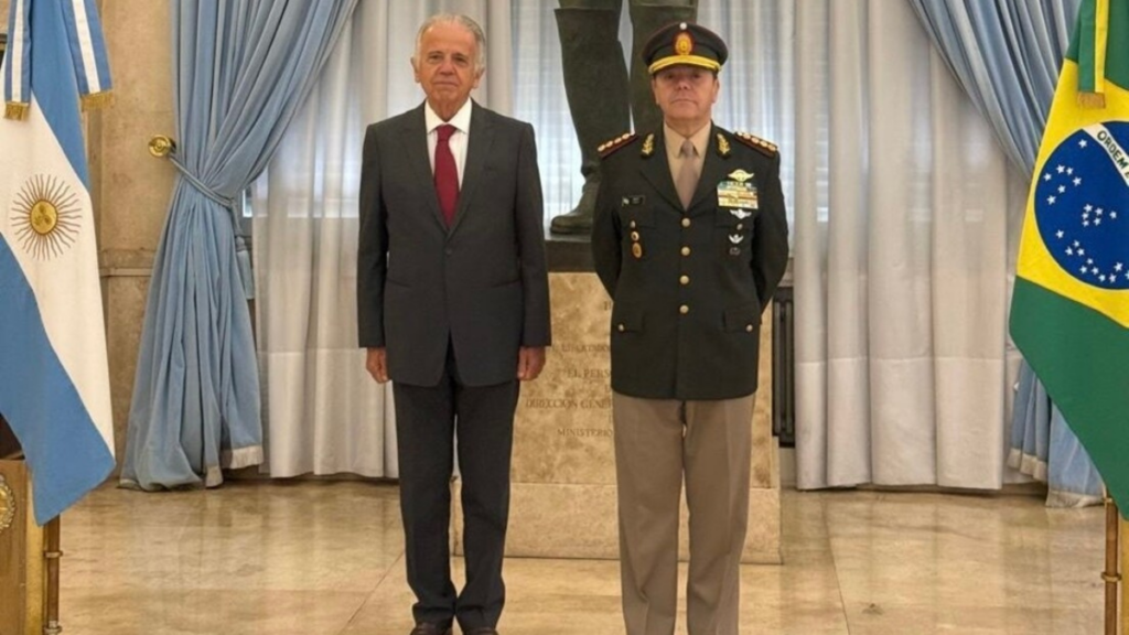 Governo brasileiro fortalece relações militares com a Argentina e busca integração regional.