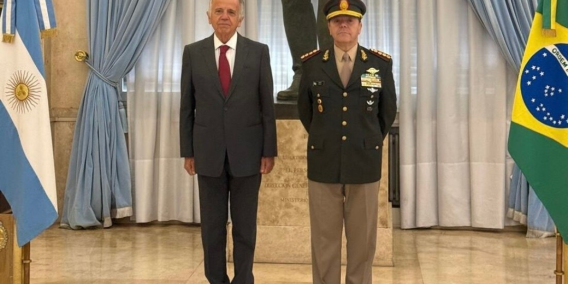 Governo brasileiro fortalece relações militares com a Argentina e busca integração regional.