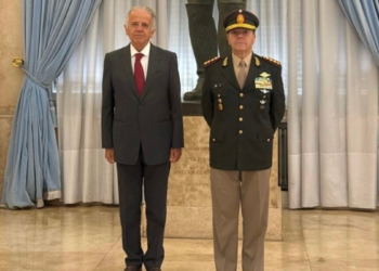 Governo brasileiro fortalece relações militares com a Argentina e busca integração regional.