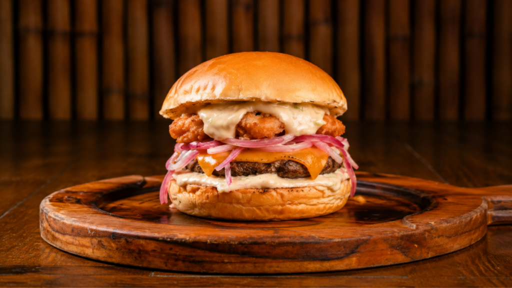 Beach Burger 2026 começa nesta quinta-feira em Macaé com hambúrgueres especiais, DJs, cervejas artesanais e programação gratuita na Praia dos Cavaleiros.
