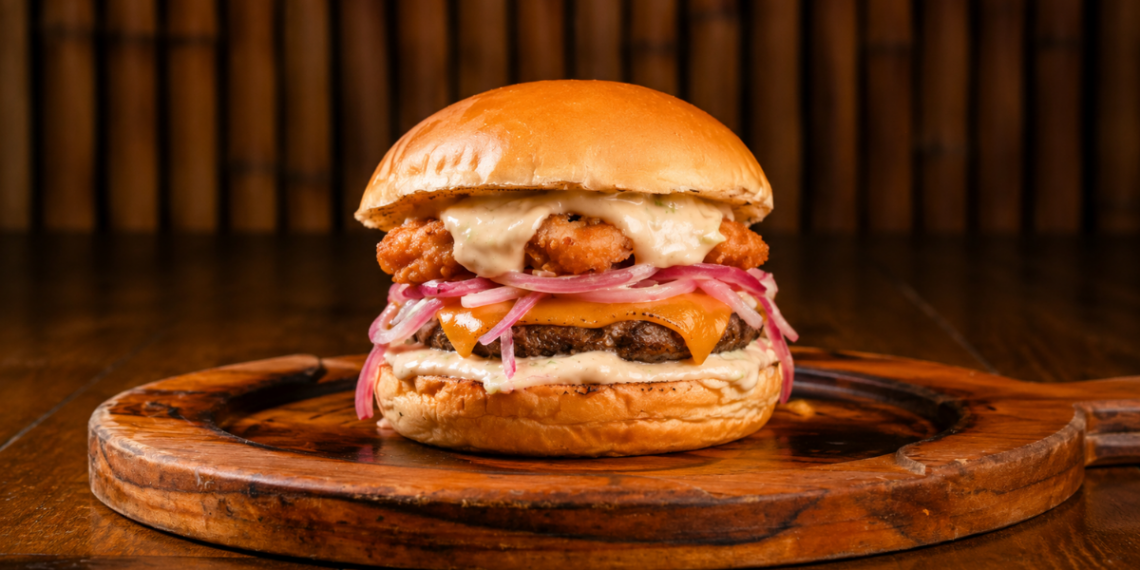 Beach Burger 2026 começa nesta quinta-feira em Macaé com hambúrgueres especiais, DJs, cervejas artesanais e programação gratuita na Praia dos Cavaleiros.